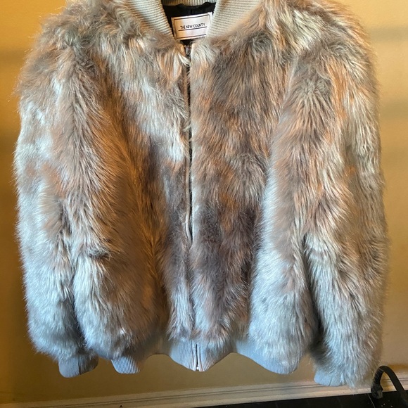 Cold! In this silver faux fur ! - Picture 6 of 6